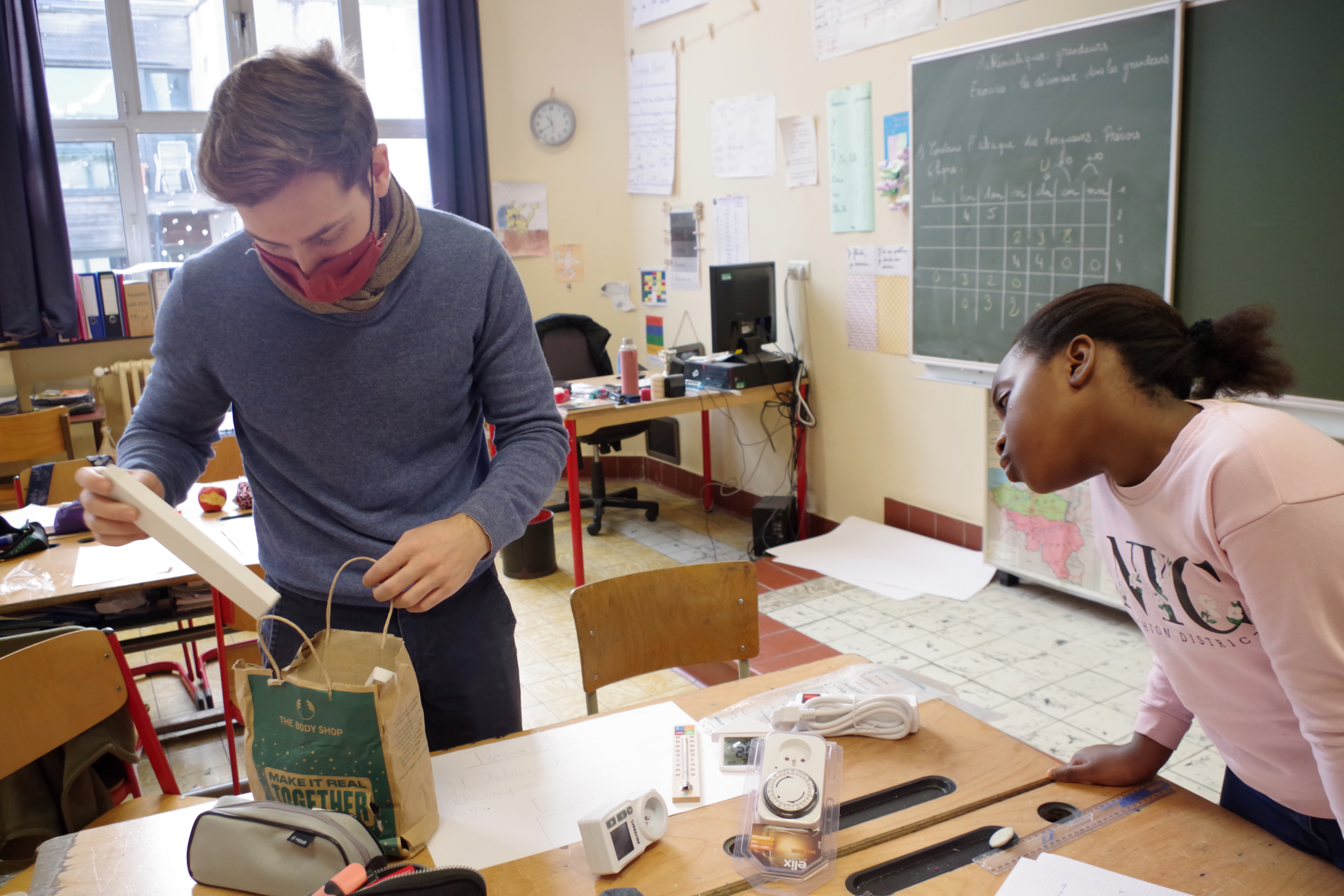 Jérémie et Sophie font l'inventaire des appareils de mesure