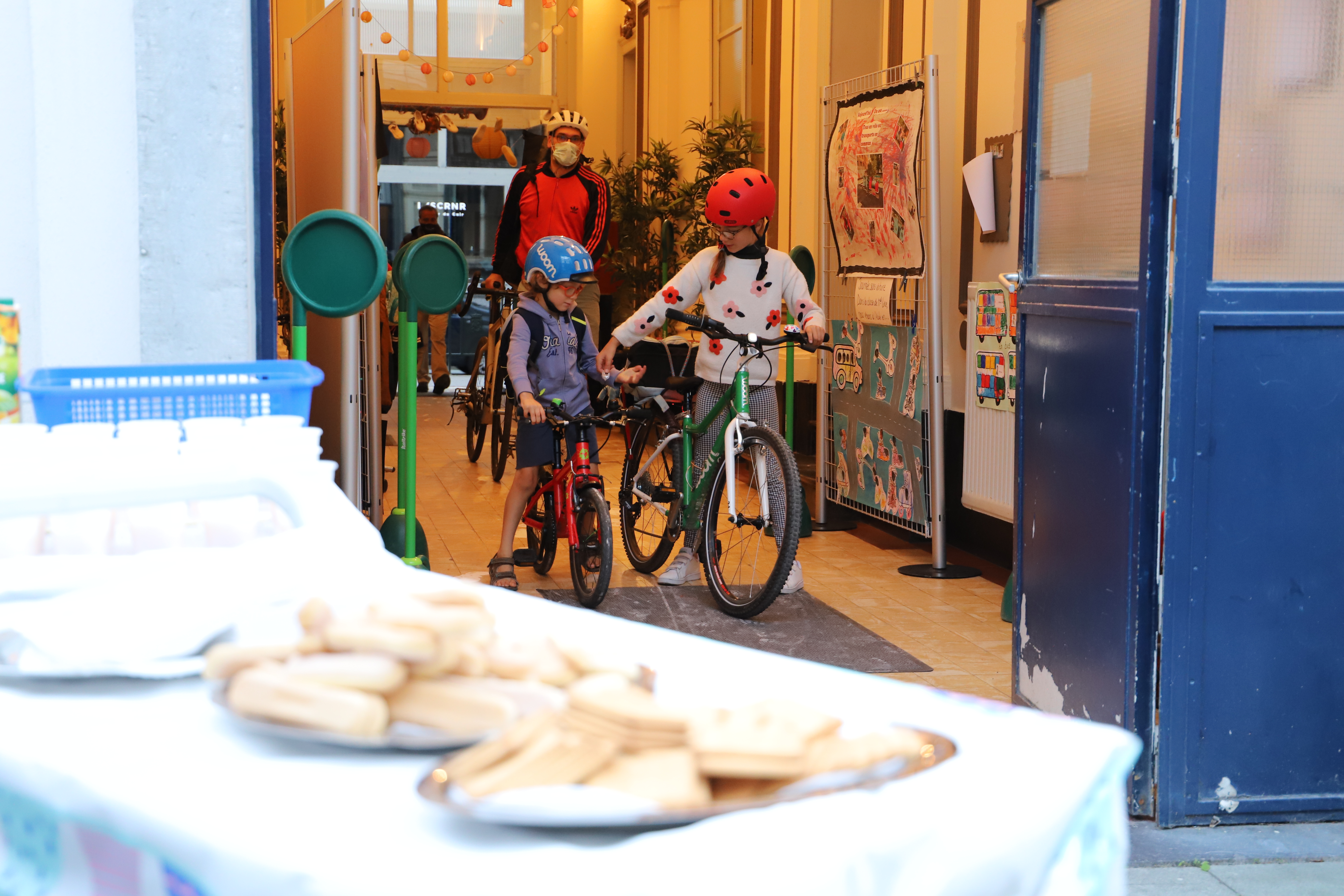 parents et enfants à vélo