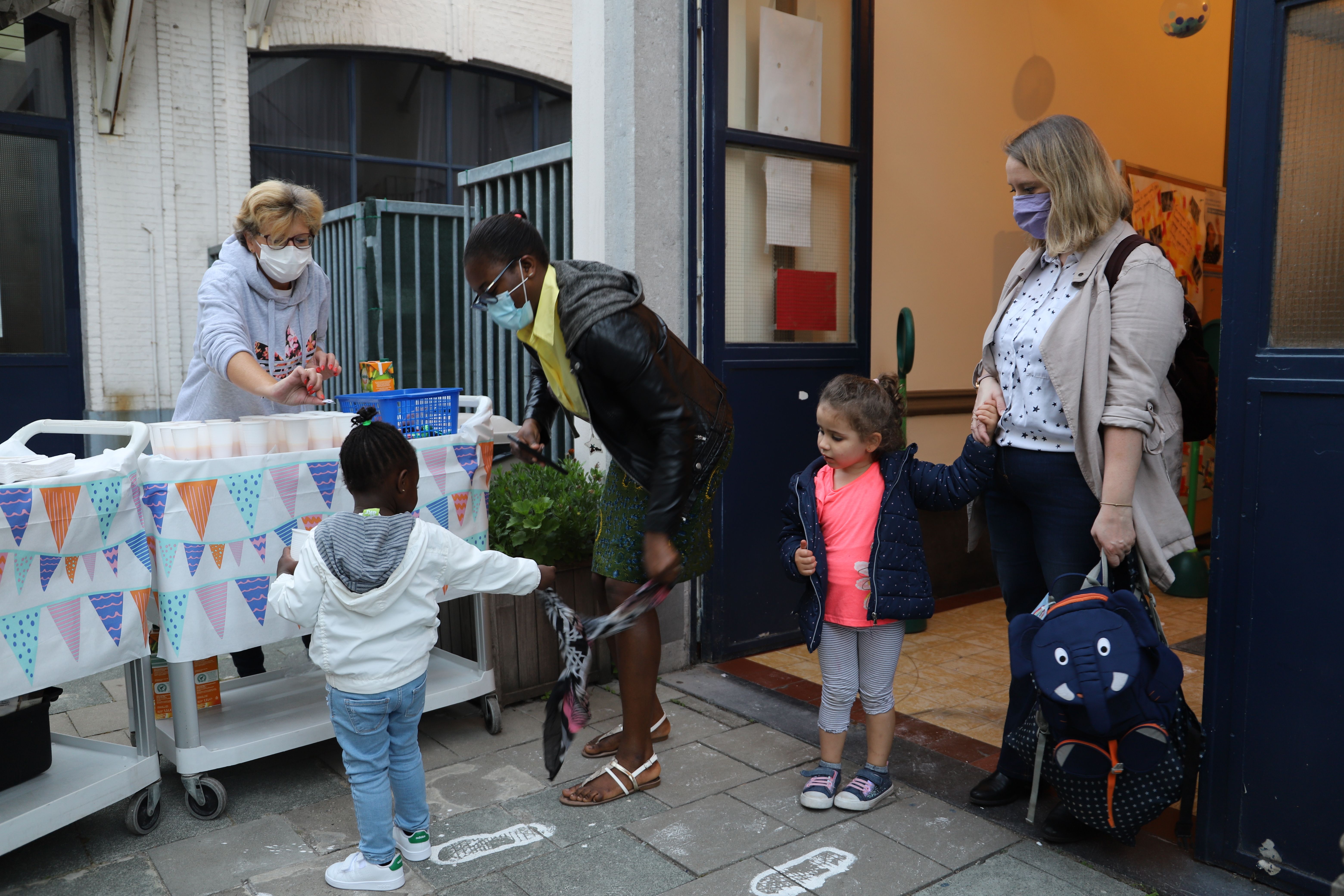 enfants et parents à pied