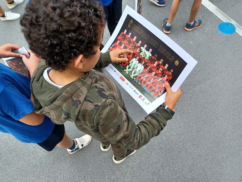 Enfant montre son joueur préféré