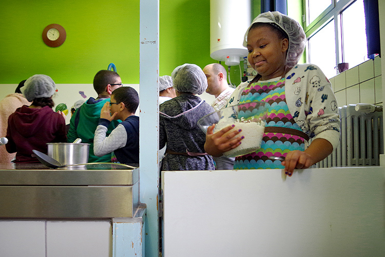 Petite fille qui cuisine