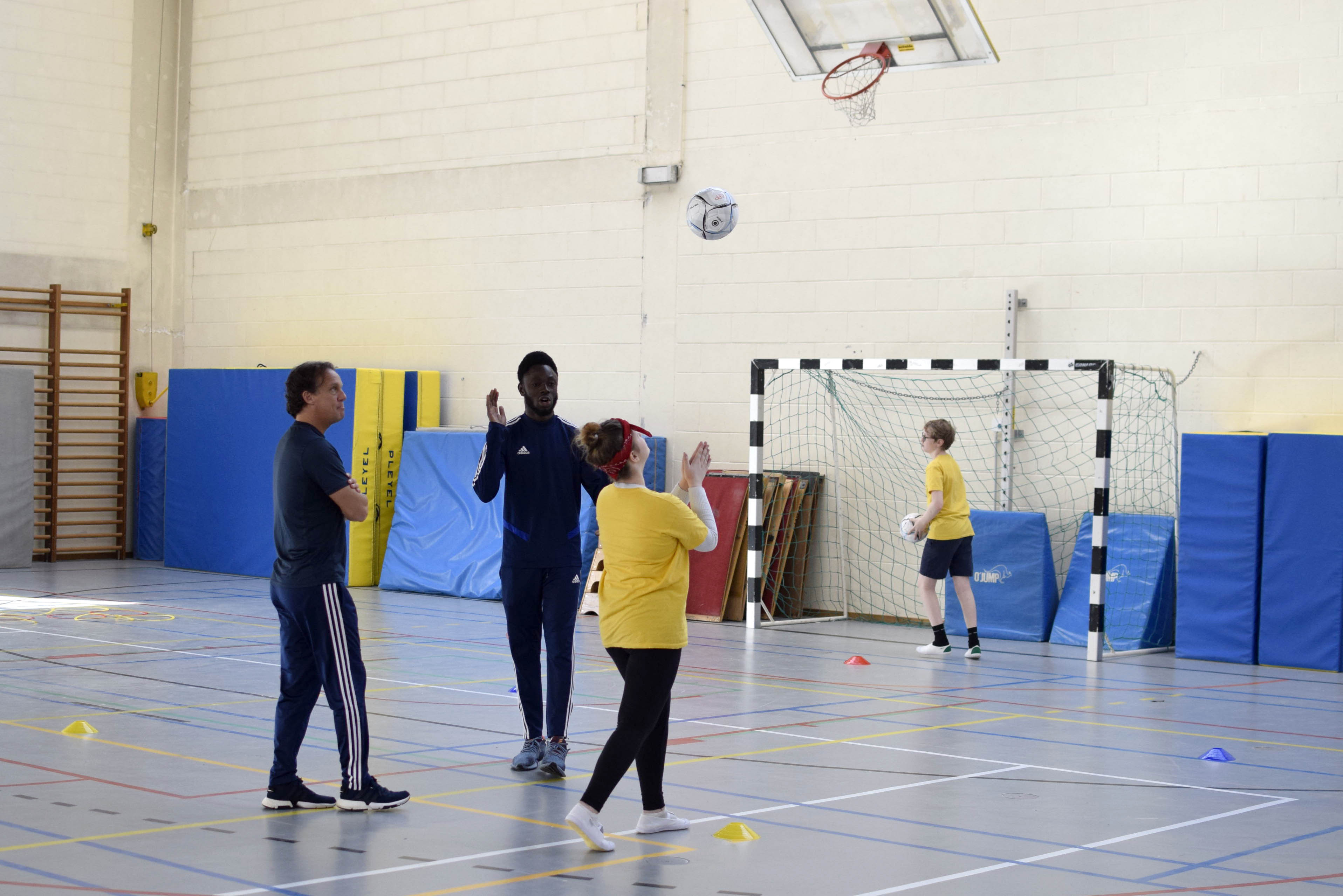 Enfants dans une salle de sport