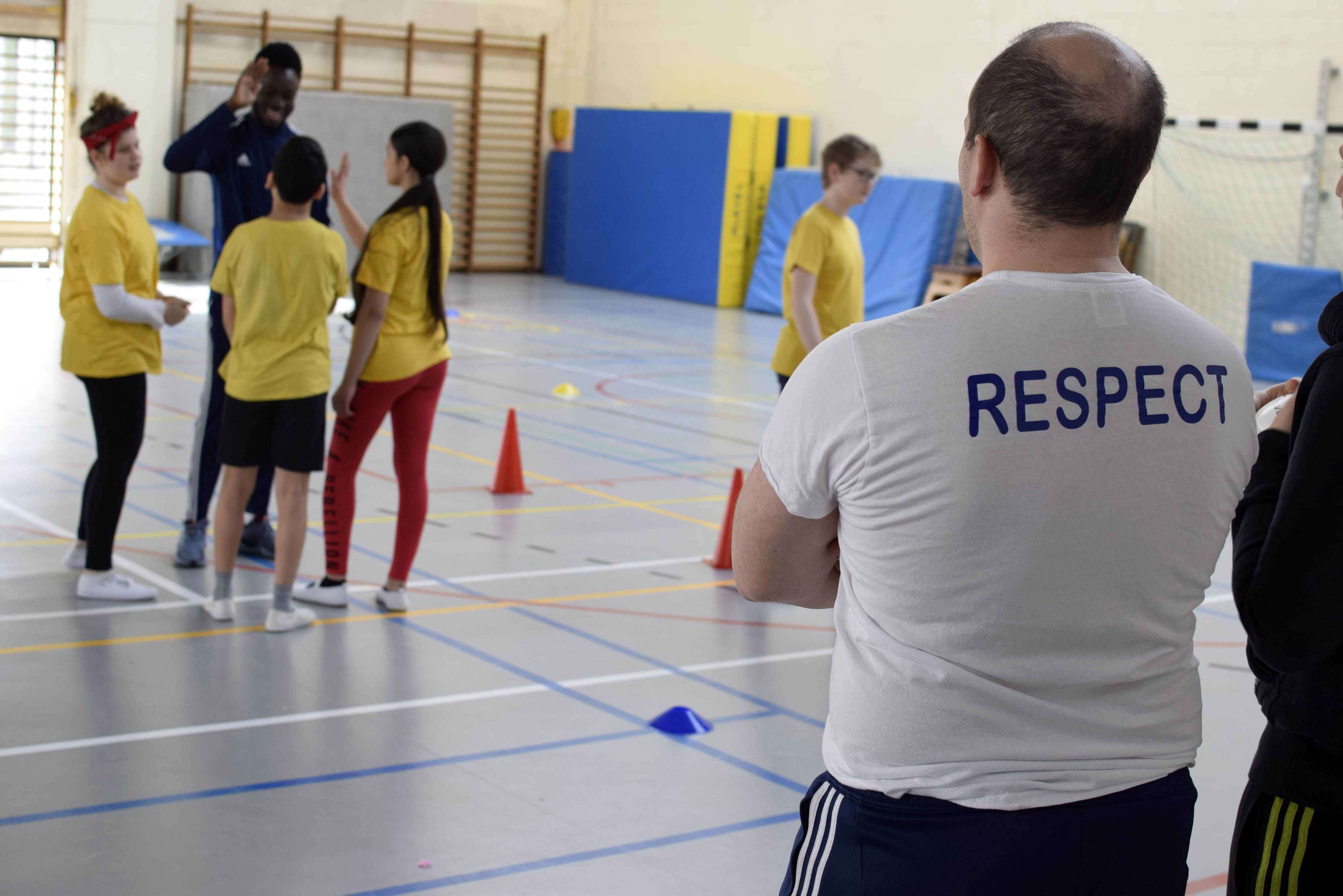 T-shirt Respect avec un "tope-là" en arrière-plan