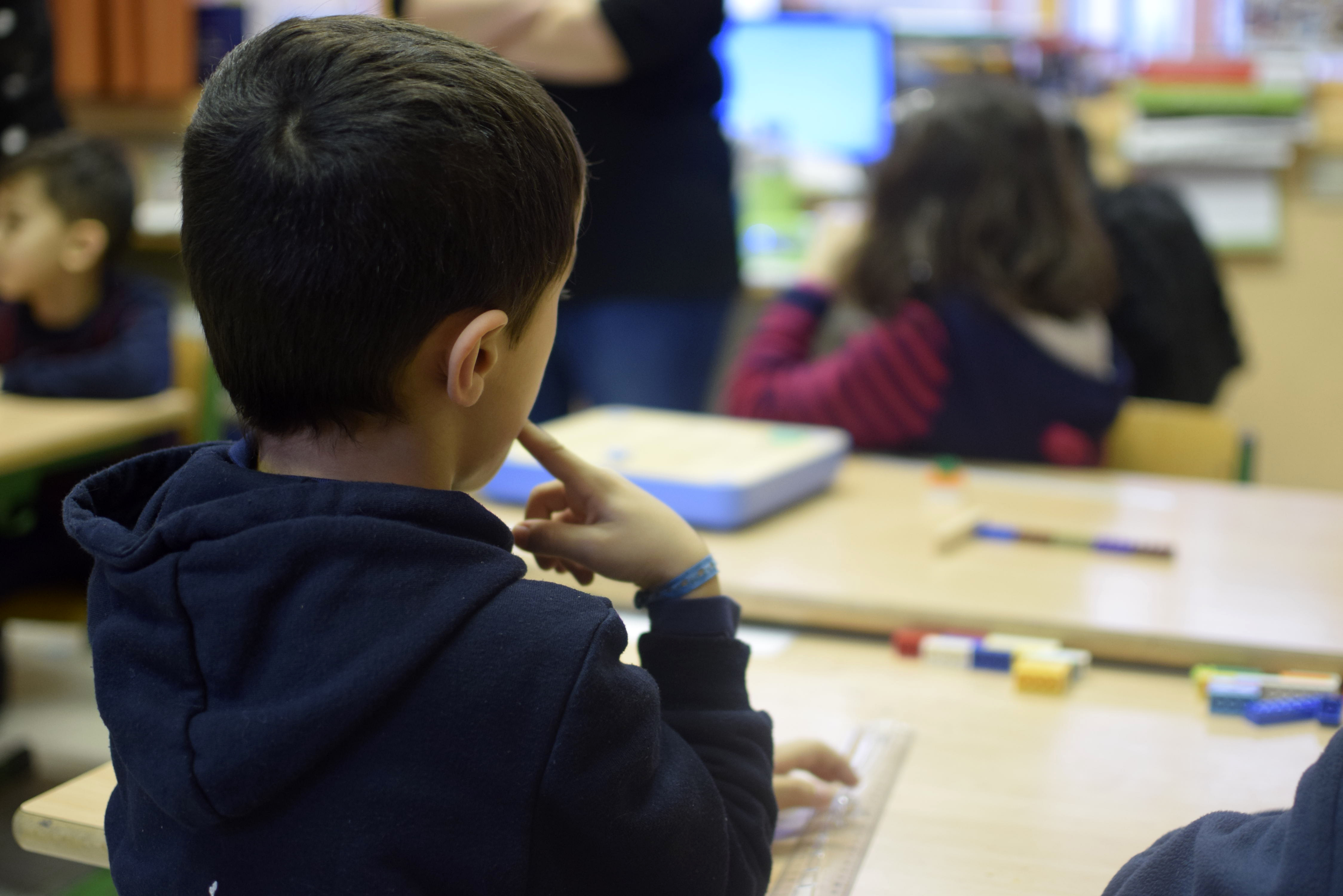 un enfant qui réfléchit