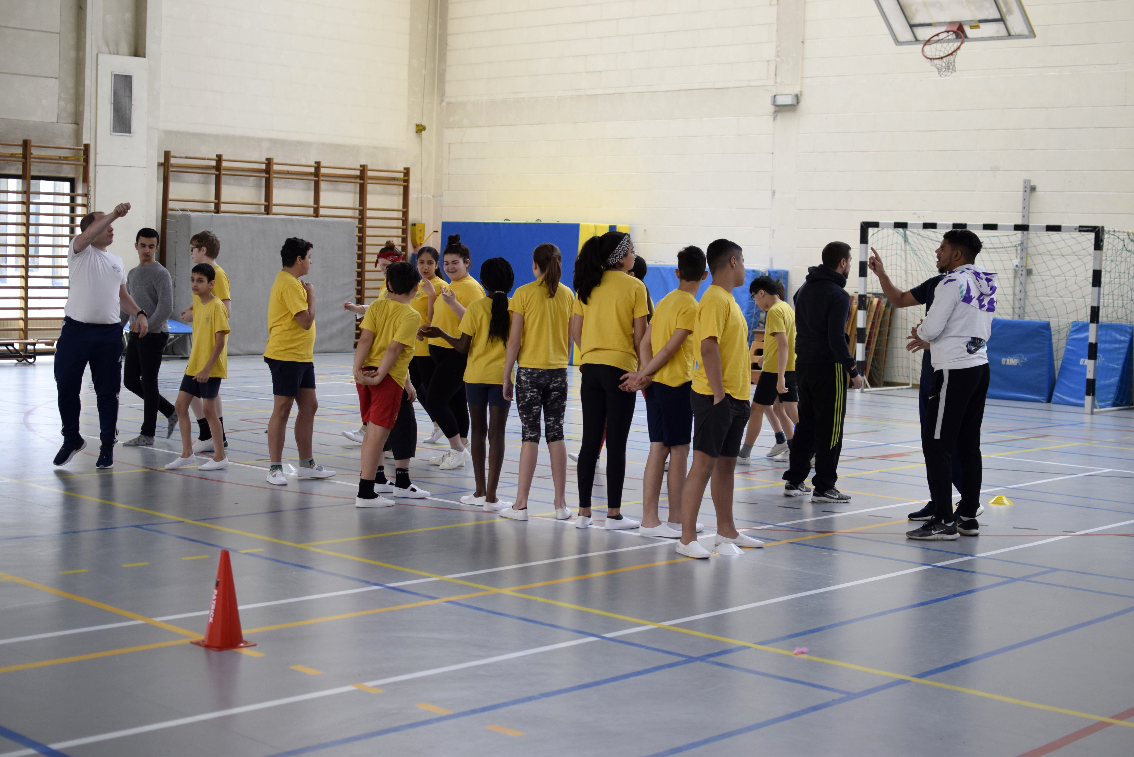 Enfants dans une salle de sport