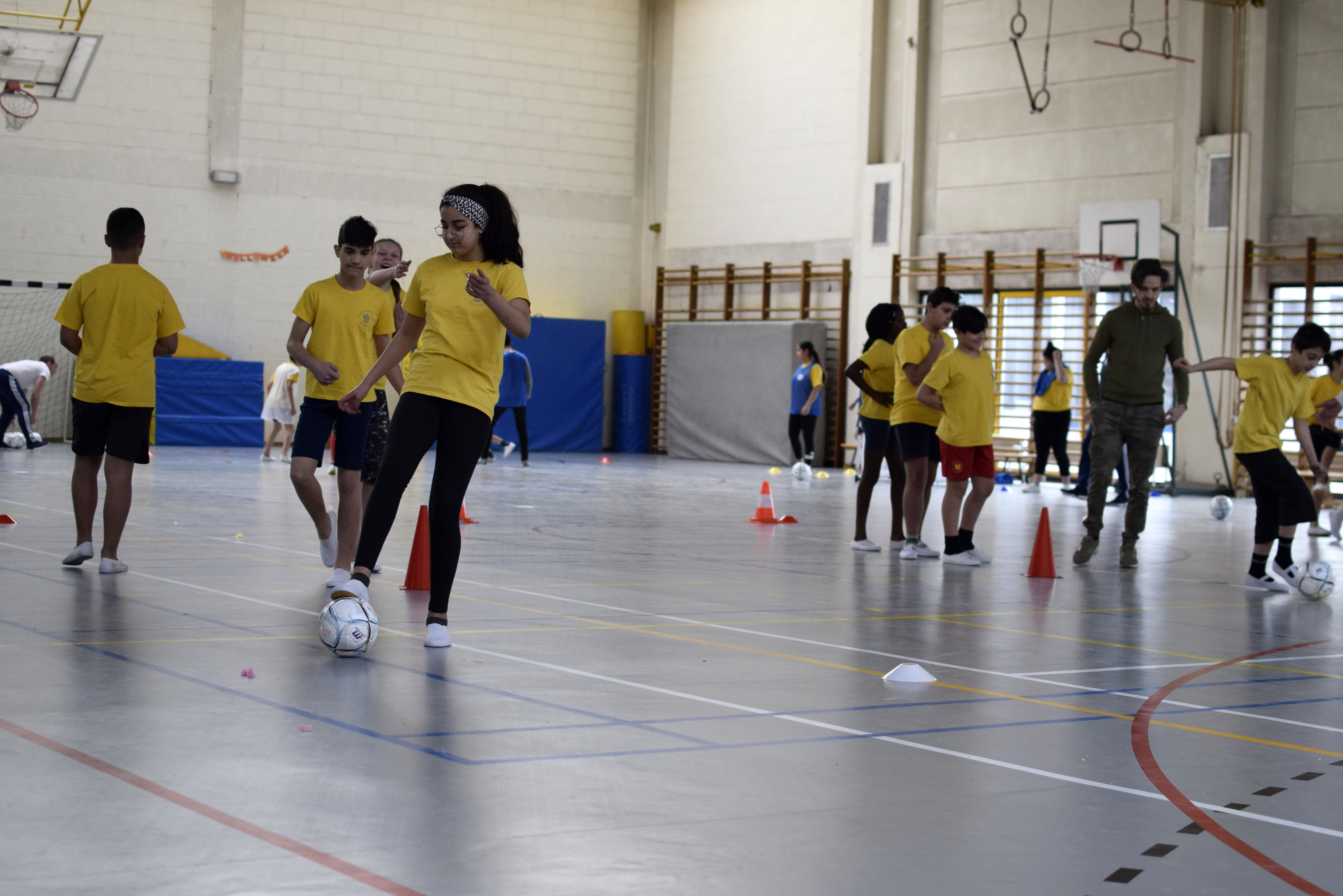 Enfants qui courent dans une salle de sport