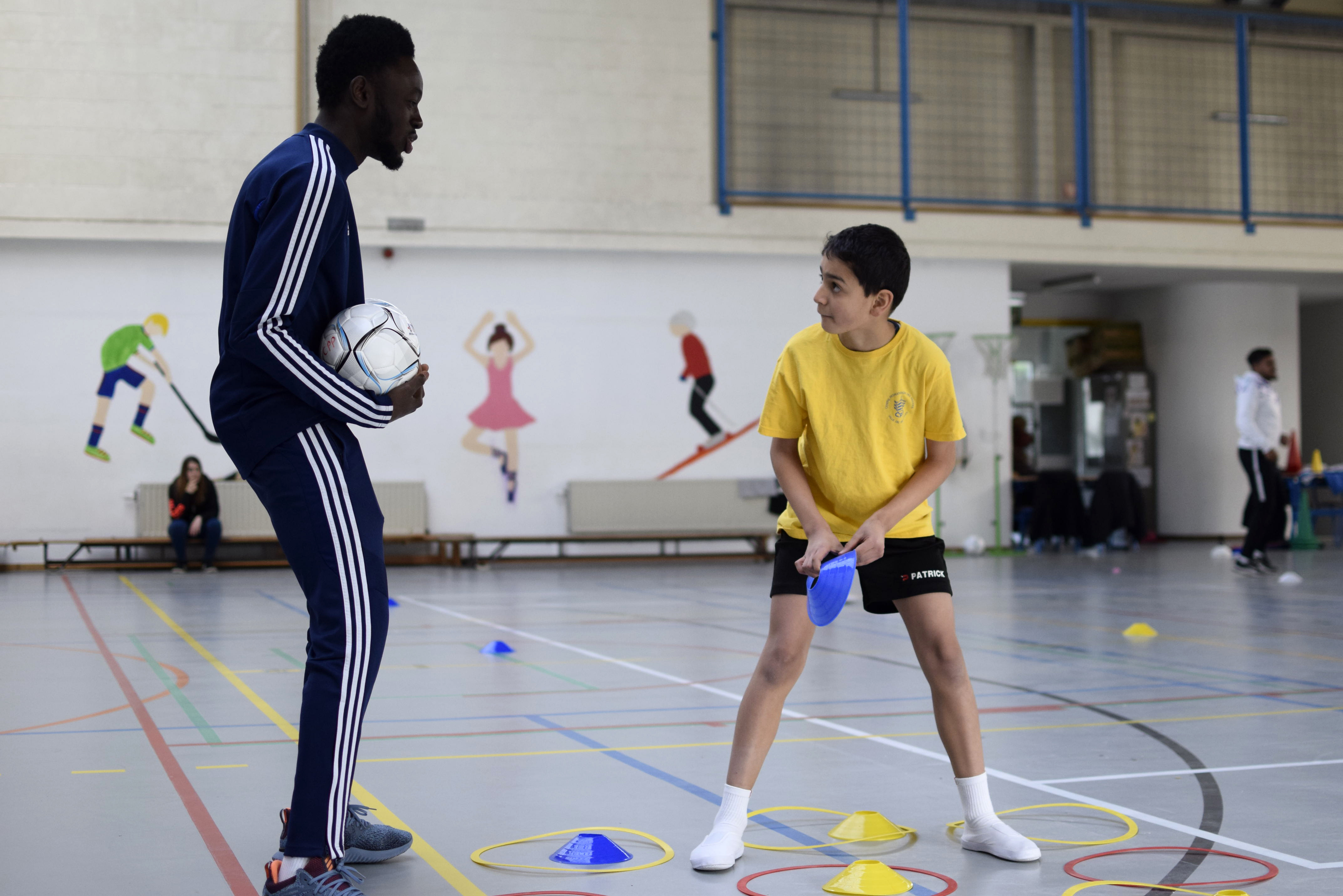 Exercice de ballon avec un animateur