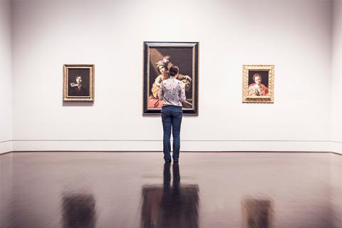 Femme devant des tableaux