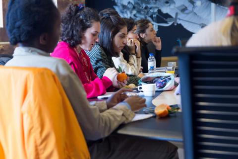 étudiants qui co-workent