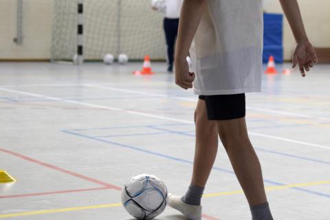 Enfant dans une salle de sport avec un ballon