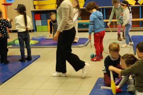 Initiation au cirque école maternelle Adolphe Max