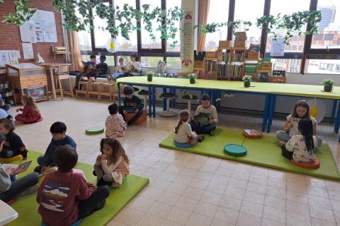 enfant primaire lisent aux enfants de maternelle