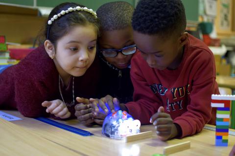 Trois enfants et un robot