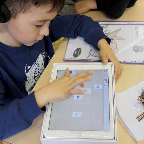 Enfant avec un IPad