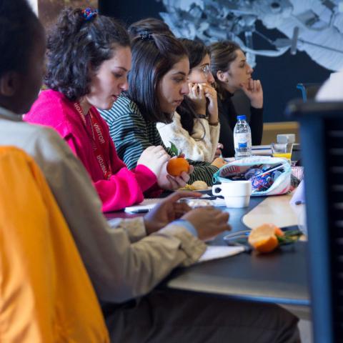 étudiants qui co-workent