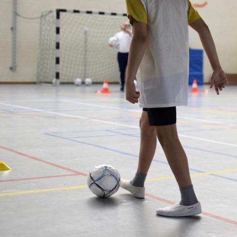 Enfant dans une salle de sport avec un ballon