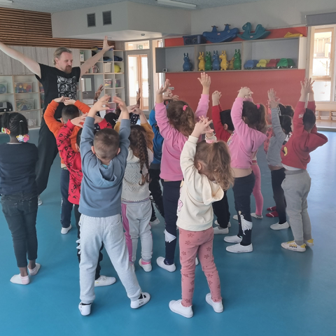 Atelier Qi Gong à l'école maternelle Éclusier Cogge