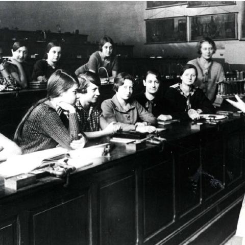 Germaine Hannevart qui donne cours à ses élèves