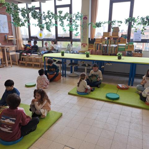 enfant primaire lisent aux enfants de maternelle