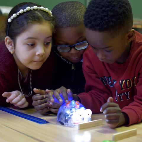 Trois enfants et un robot